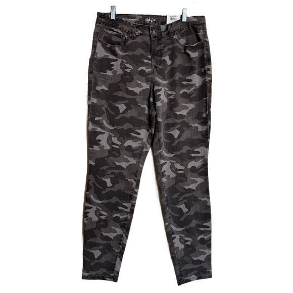 STYLE & CO SKINNY CURVY MID RISE TUMMY CONTROL Gray Falcon CAMO JEANS SIZE 10 - Picture 1 of 16